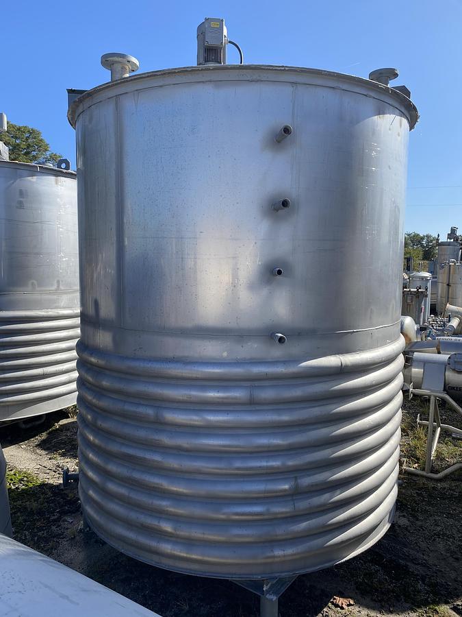 Used Used approximatley 2300 gallon 304 stainless steel vertical mix tank