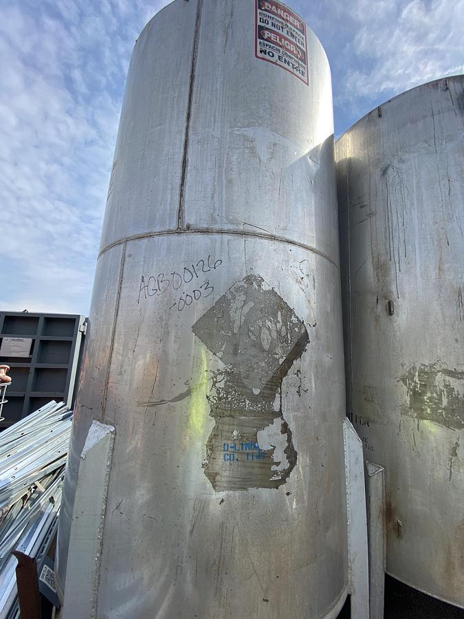 Used Used approximately 1800 gallon 304 stainless steel vertical tank