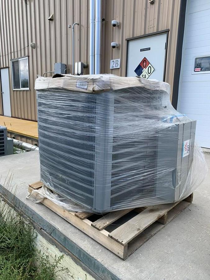 Used Used Dakin 10 Ton 11.2 EER 460 volt 3 Phase Commercial Condenser
