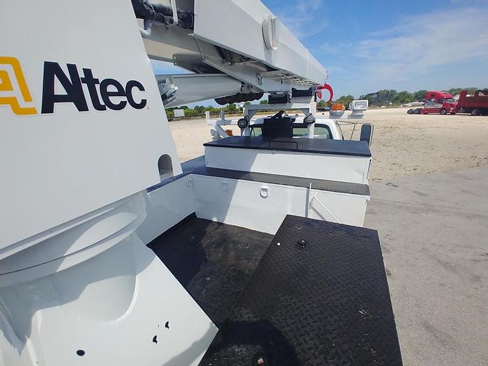 Used 2009 Ford F750 Utility Altec DM47-TR Digger Derrick