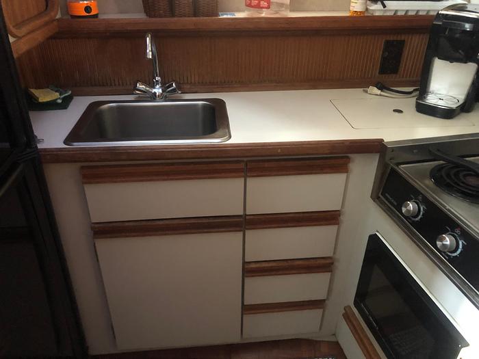 Used 1991 Carver 32 Aft Cabin