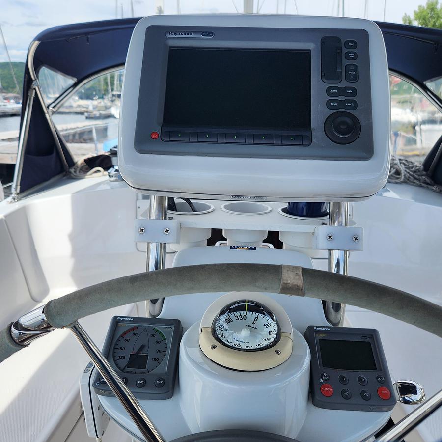 Used 2012 Hunter e 33