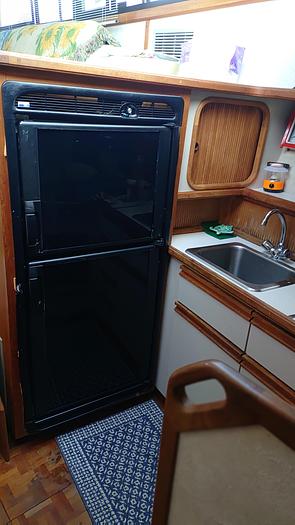 Used 1991 Carver 32 Aft Cabin