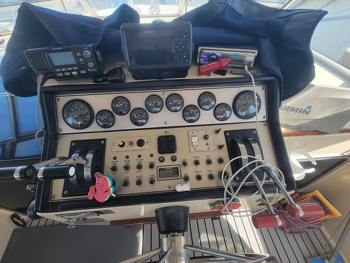Used 1986 Chris-Craft Catalina 381