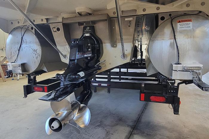 Used 2011 Bennington 2575 RCW 3 I/O