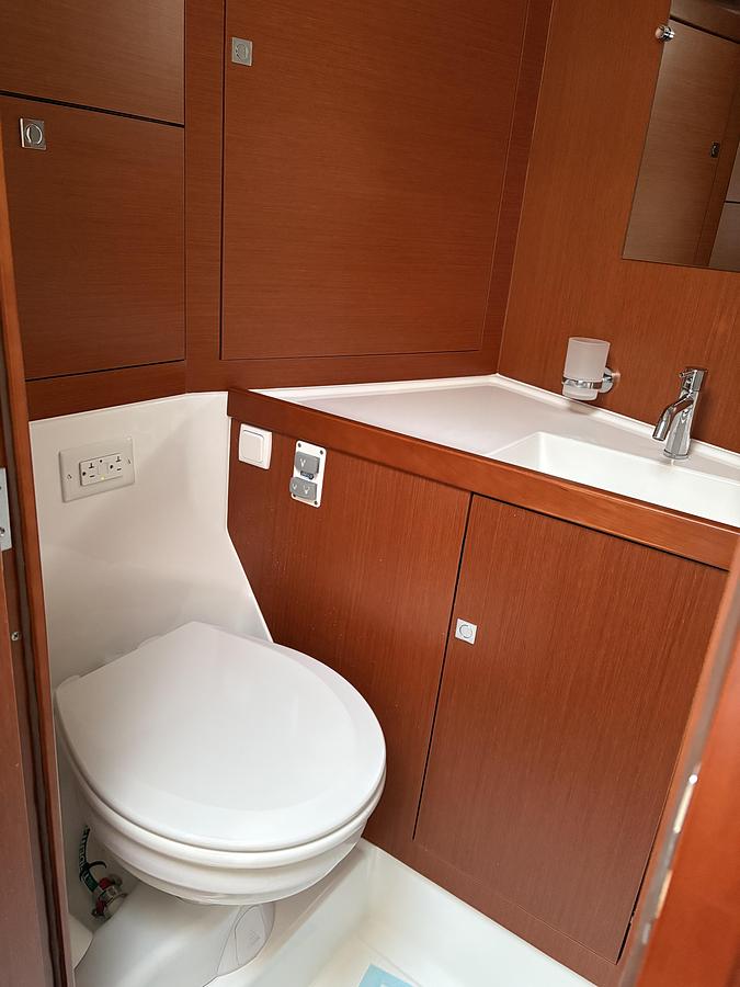 Used 2018 Beneteau Oceanis 45