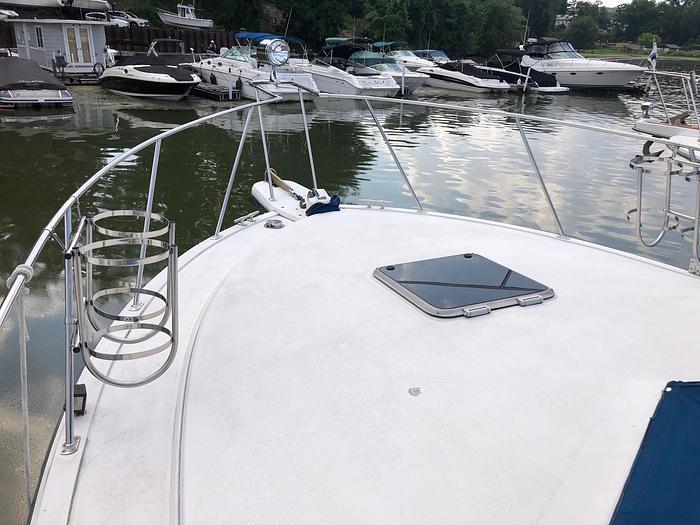 Used 1991 Carver 32 Aft Cabin