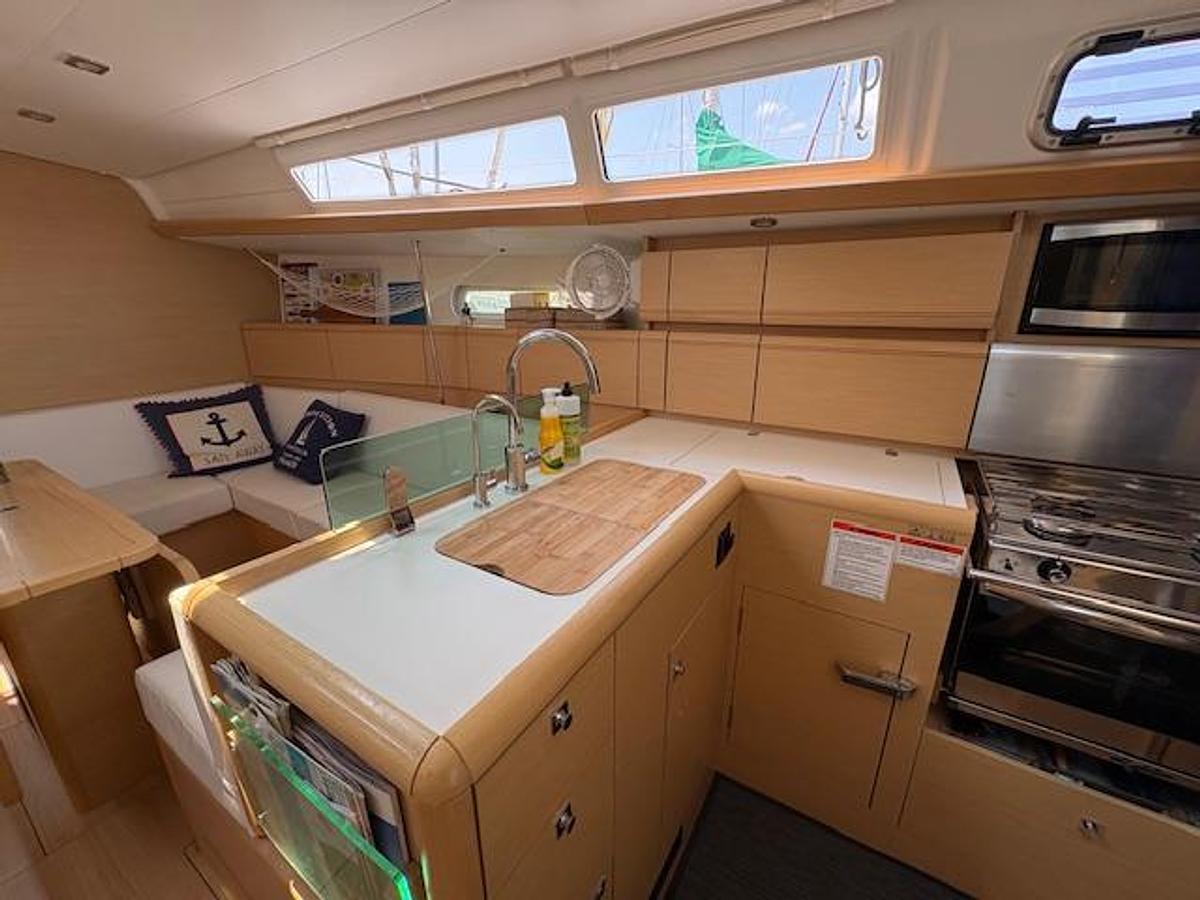 Used 2018 Jeanneau Sun Odyssey 389