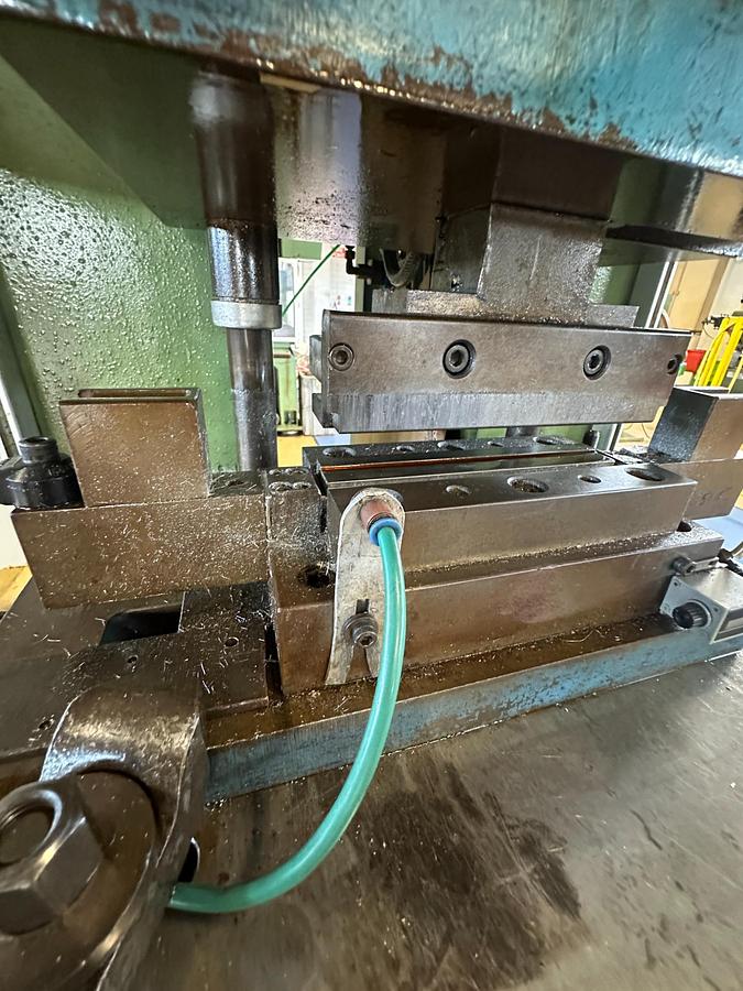 Used 2001 Presse Ross 40V-4 40 Ton Mechanical Press for Sale