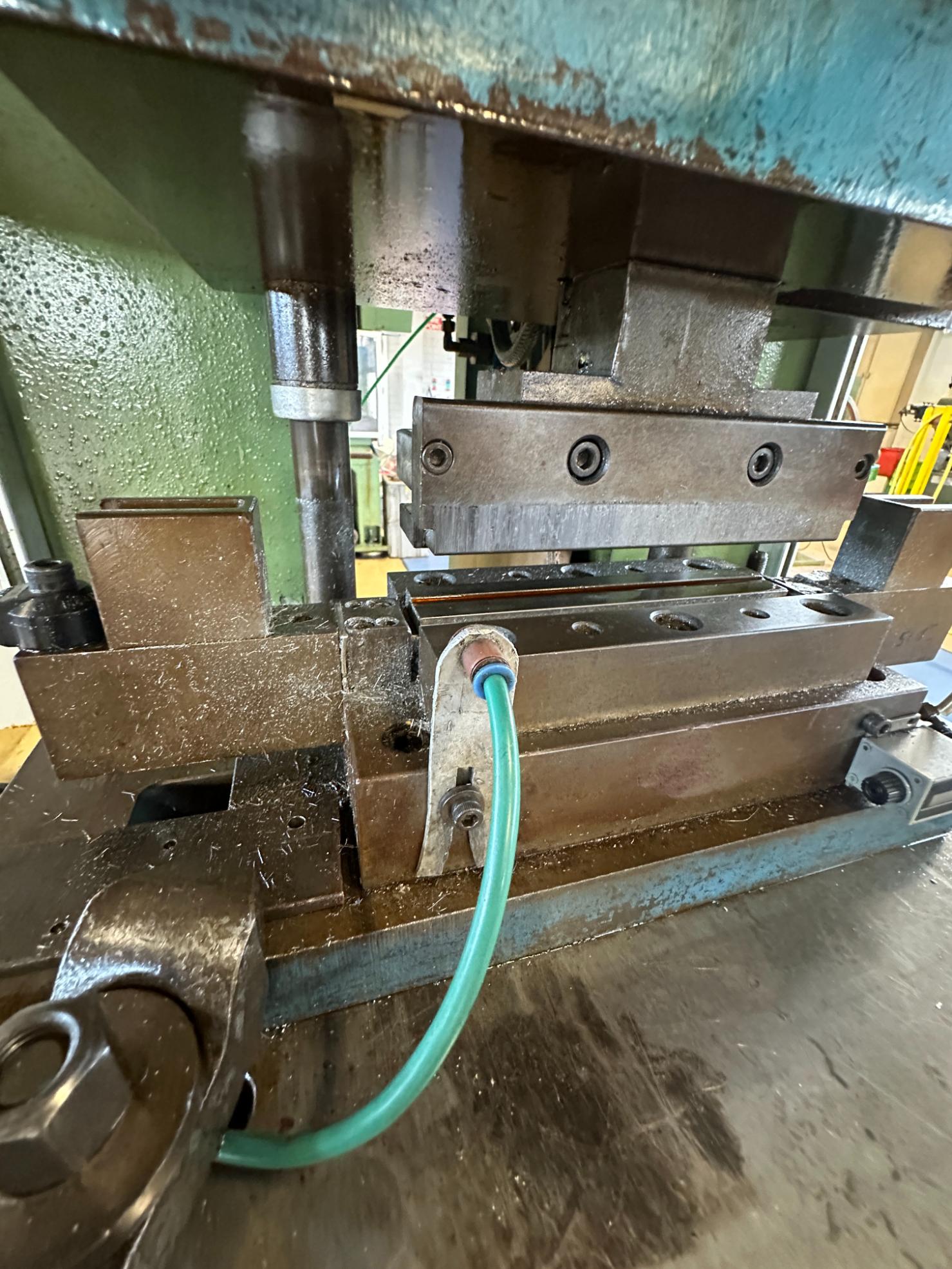 Used 2001 Presse Ross 40V-4 40 Ton Mechanical Press for Sale
