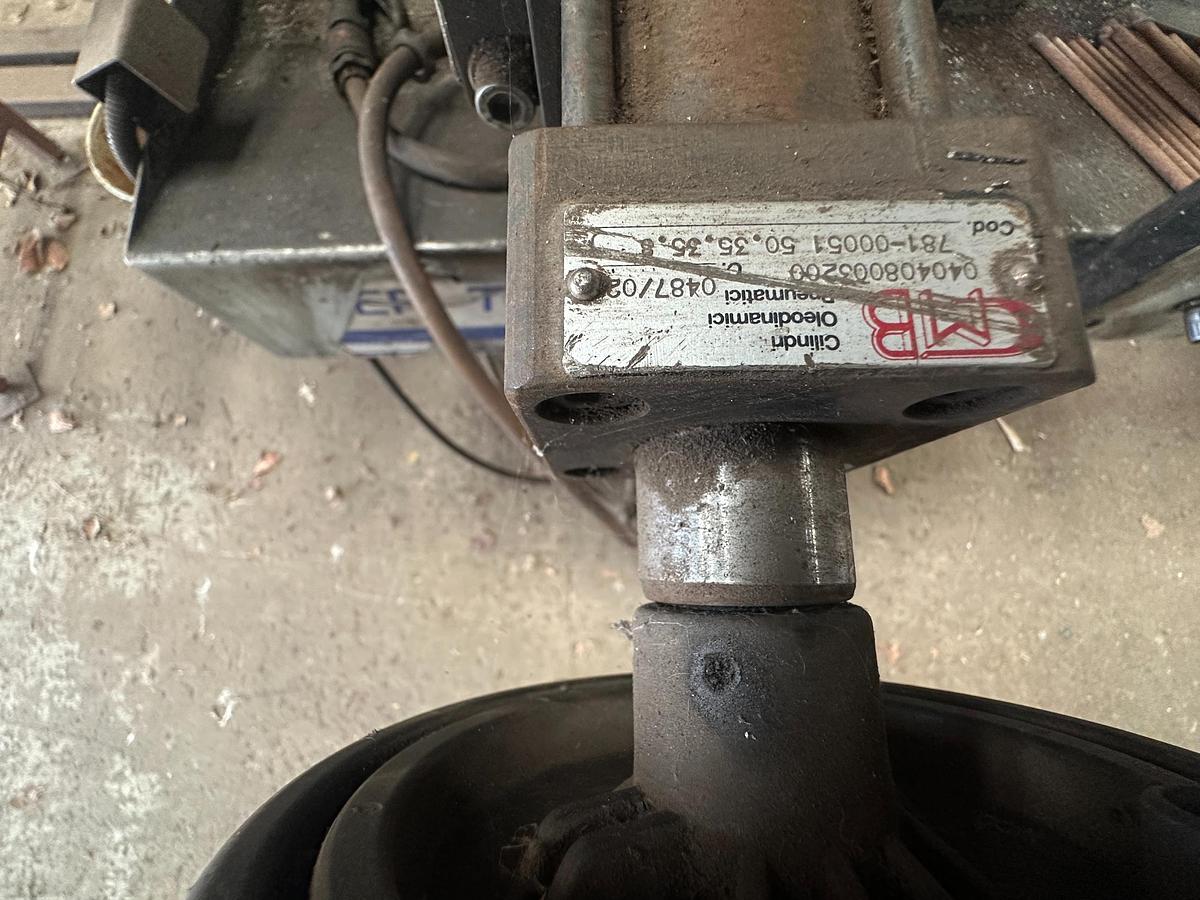 Used 2004 Thomas S Trad 350 SO Semi Automatic Bandsaw