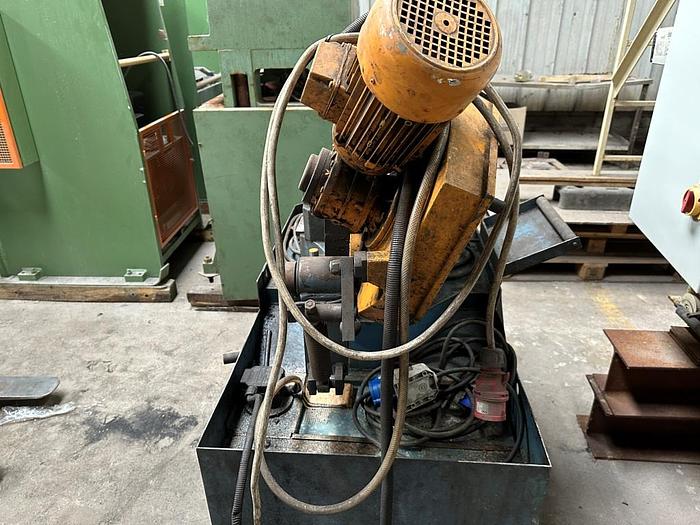 Used 2004 Anbas TR 300 Manual Bandsaw
