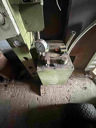 Used 2002 OMCN 100T Hydraulic Press