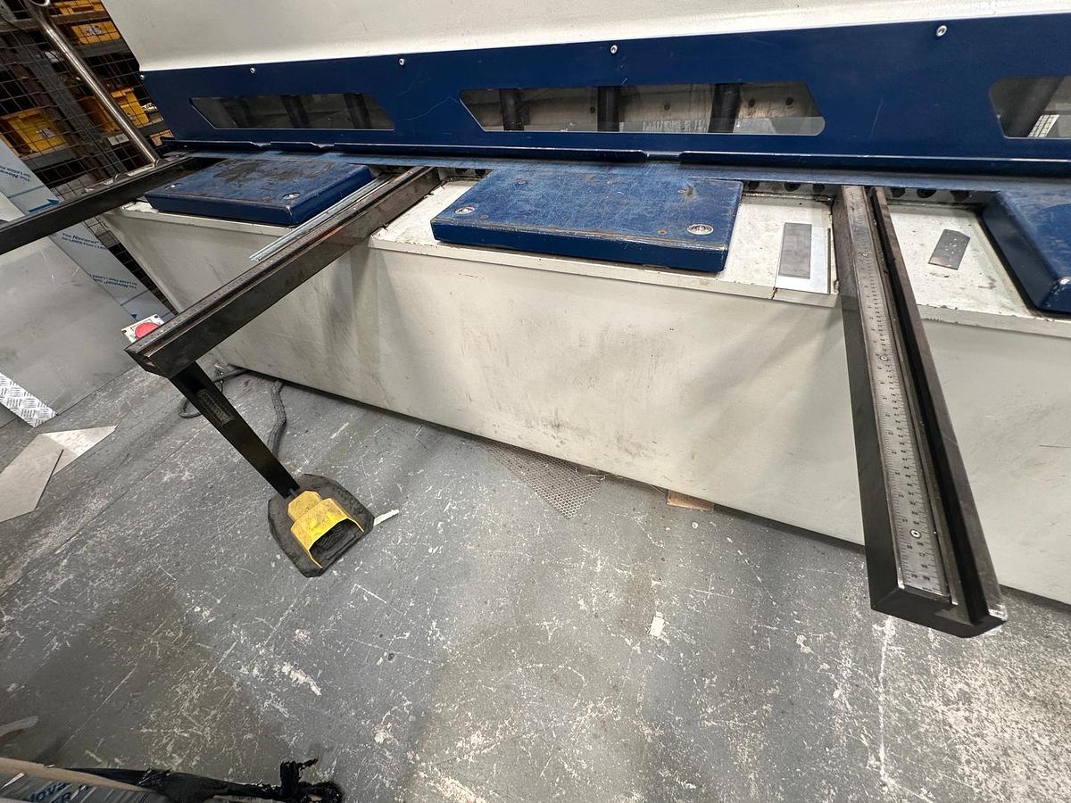 Used 2016 MVD B06-3100 Hydraulic Guillotine for Sale | 3100 x 6mm Sheet Metal Shear