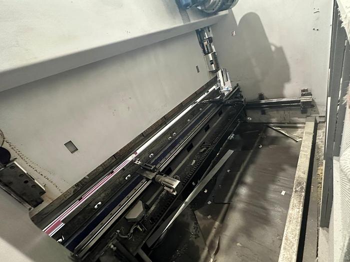 Used 2004 Bystronic PR 250 x 4100 CNC Pressbrake