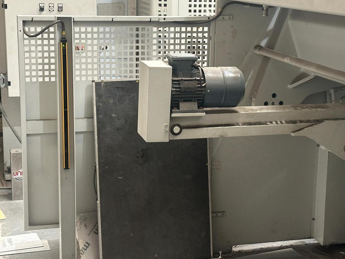 Used 2016 MVD B06-3100 Hydraulic Guillotine for Sale | 3100 x 6mm Sheet Metal Shear