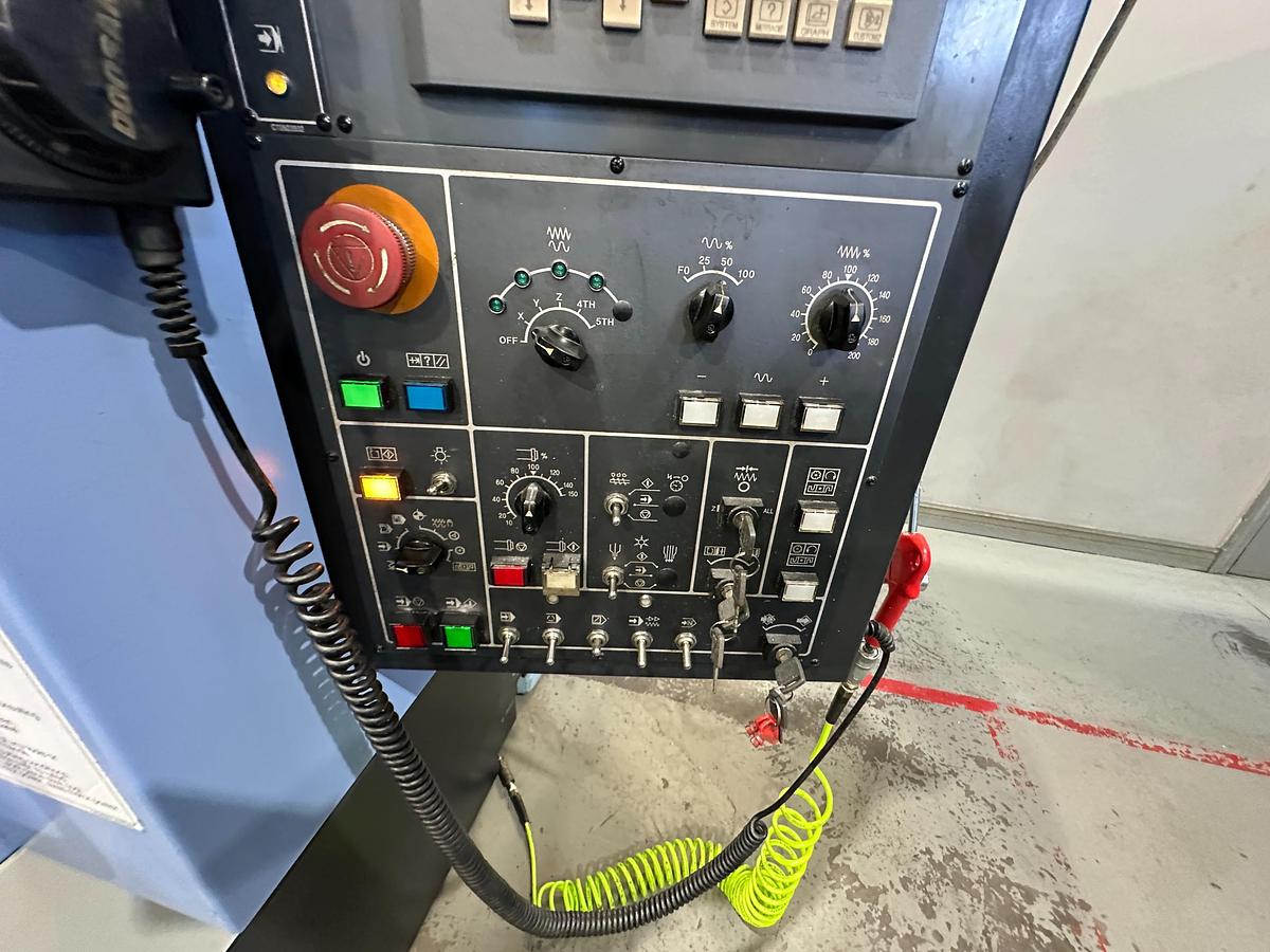 Used 2012 Doosan DNM 500 CNC Machining Centre | Fanuc | 12,000 RPM | BT40