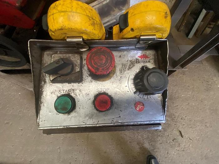 Used 2002 Cormak STG 250 G Manual Bandsaw