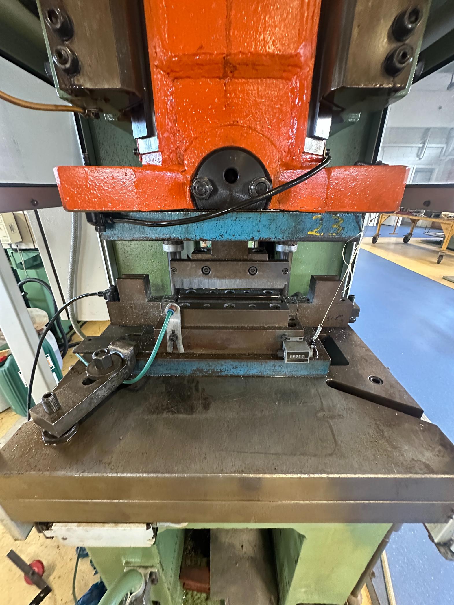 Used 2001 Presse Ross 40V-4 40 Ton Mechanical Press for Sale