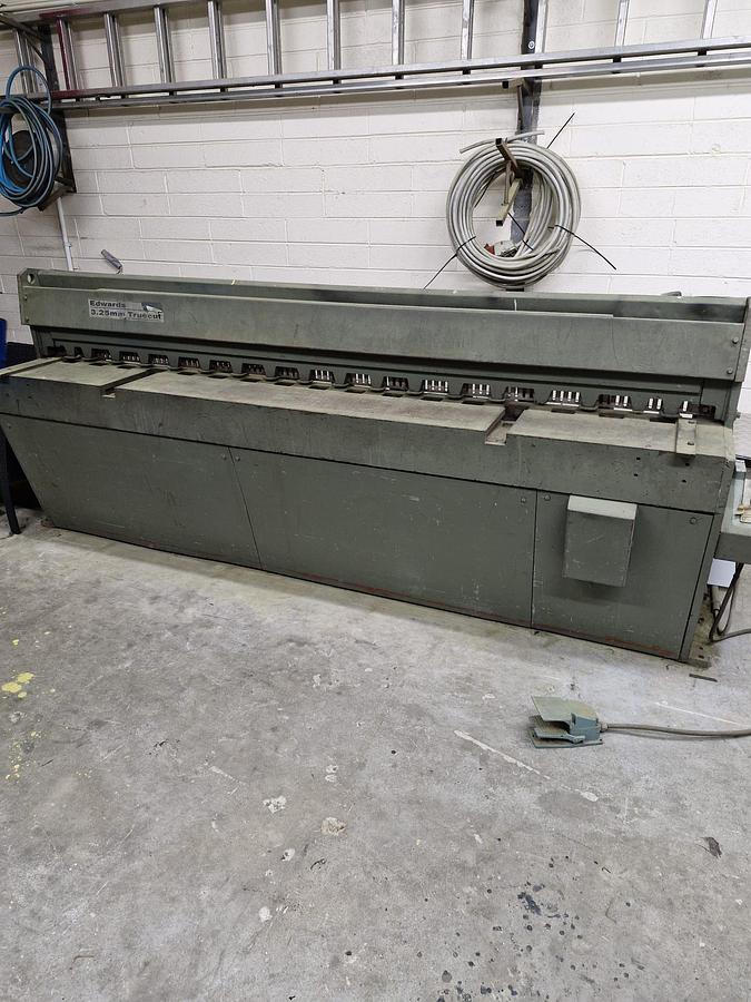 Used Edwards 3.25/2500 DD Mechanical Guillotine Shears for Sale 