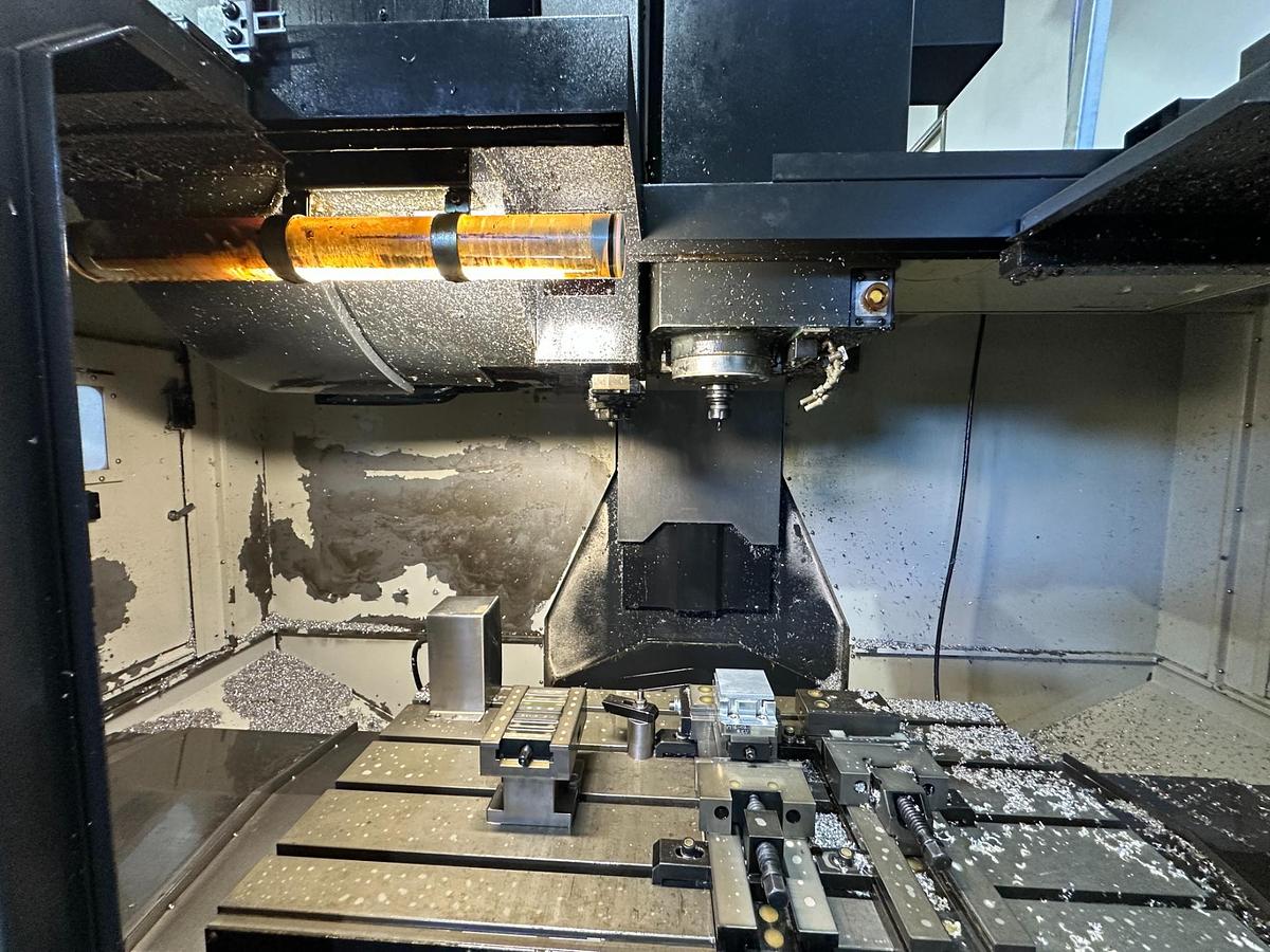 Used 2012 Doosan DNM 500 CNC Machining Centre | Fanuc | 12,000 RPM | BT40