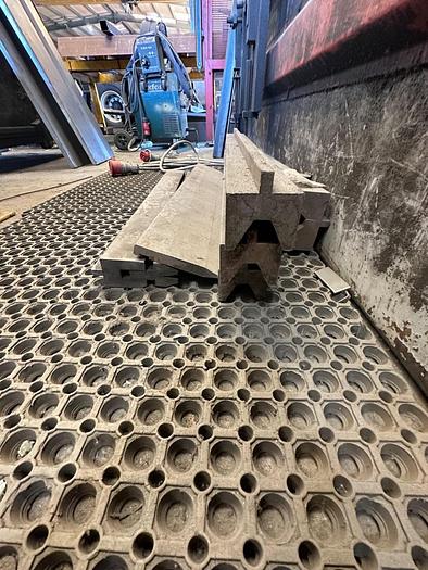 Used 1999 Edwards Pearson PR10 200/4100 CNC Pressbrake