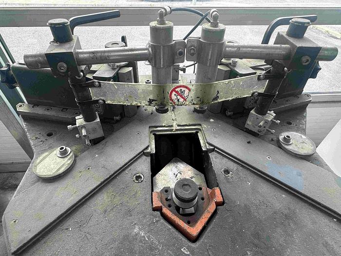 Used 2004 Elumatec EP 124 Corner Crimper