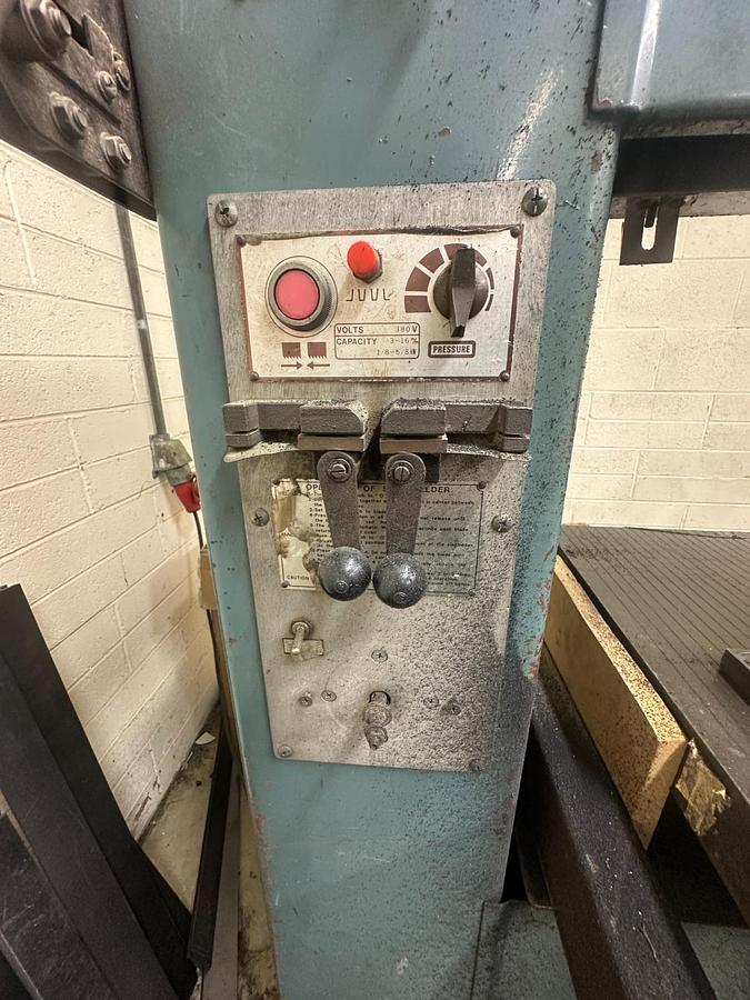 Used Fuho VBS 16 Vertical Bandsaw