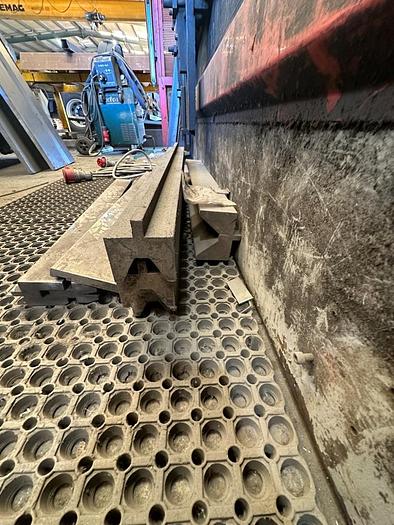 Used 1999 Edwards Pearson PR10 200/4100 CNC Pressbrake