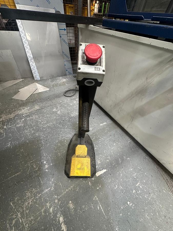 Used 2016 MVD B06-3100 Hydraulic Guillotine for Sale | 3100 x 6mm Sheet Metal Shear