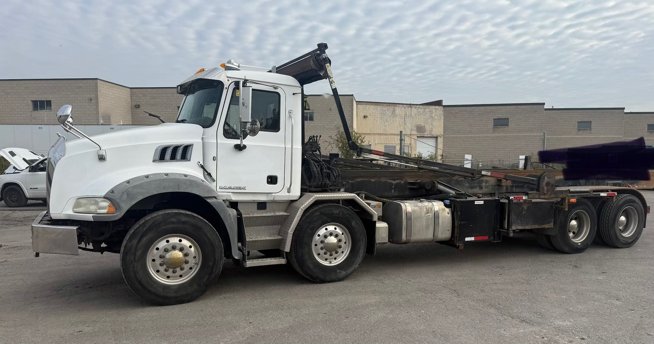 Used 2016 Mack Roll Off