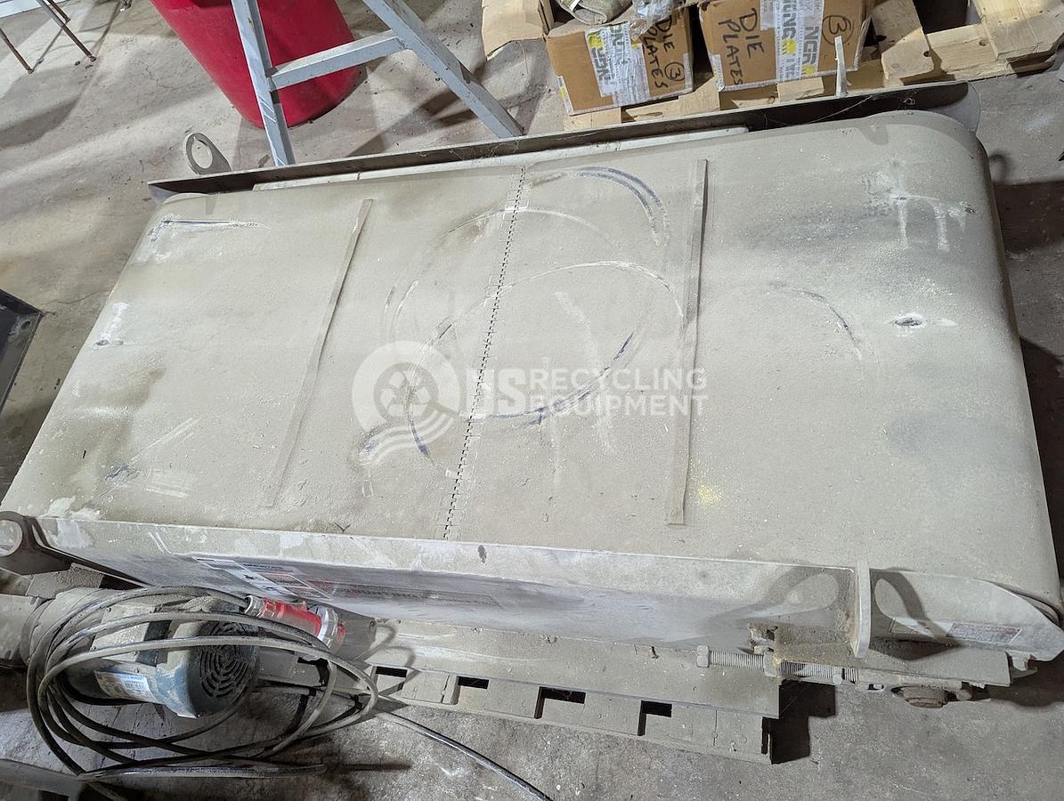Used Unknown Manufacturer: Used 32" x 27' Infeed with Crossbelt Magnet