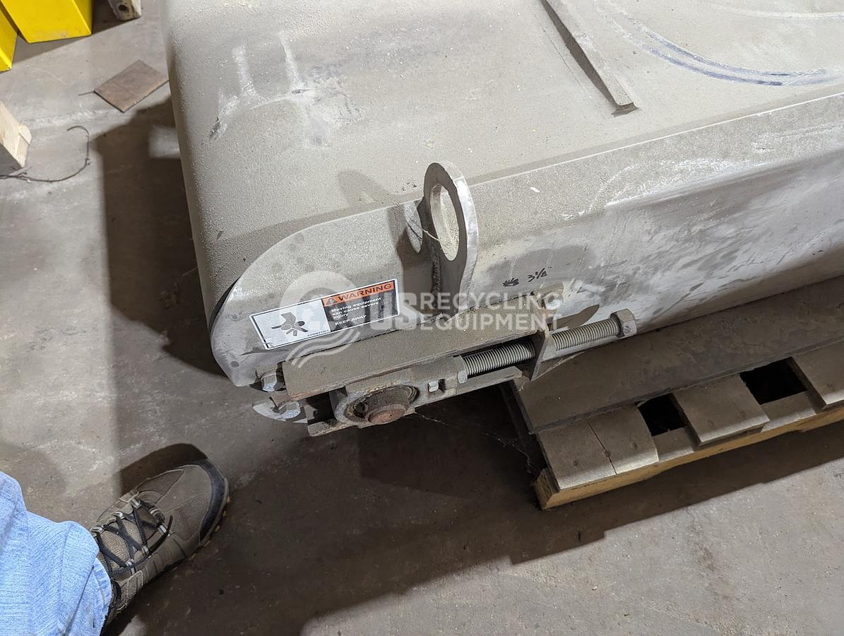 Used Unknown Manufacturer: Used 32" x 27' Infeed with Crossbelt Magnet