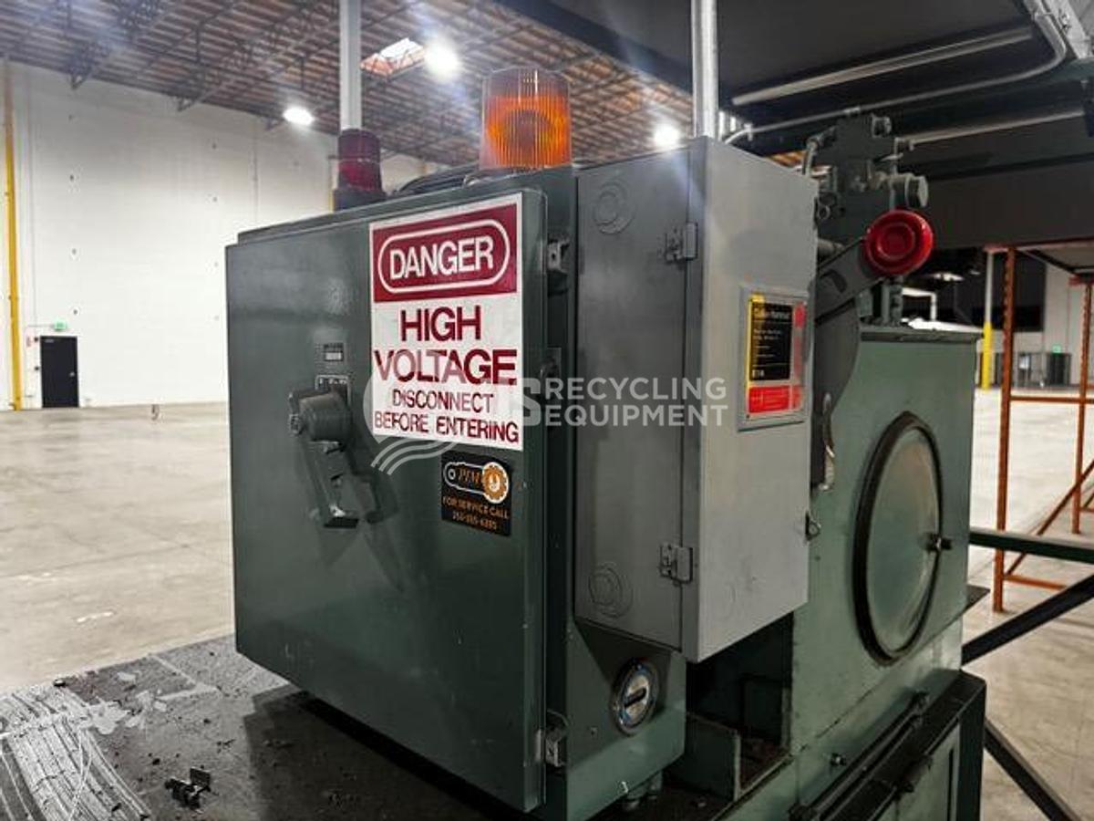 Used International Baler 1272 Closed Door Horizontal with Conveyor