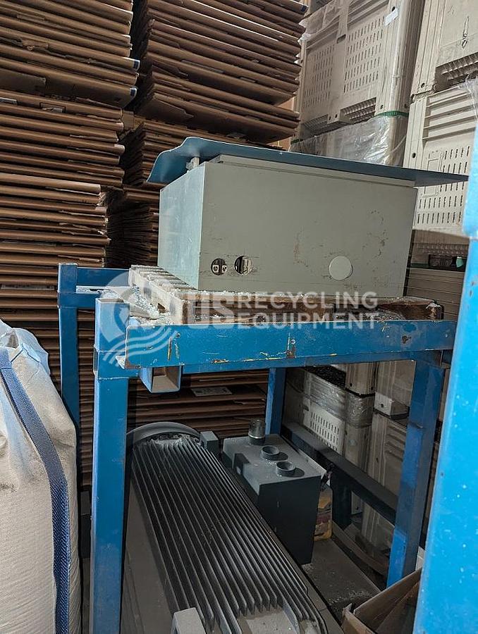 Used 2006 Untha RS450 4S Quad Shaft Shredder with Conveyor