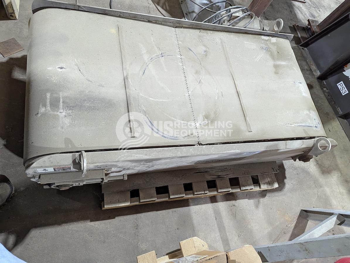 Used Unknown Manufacturer: Used 32" x 27' Infeed with Crossbelt Magnet