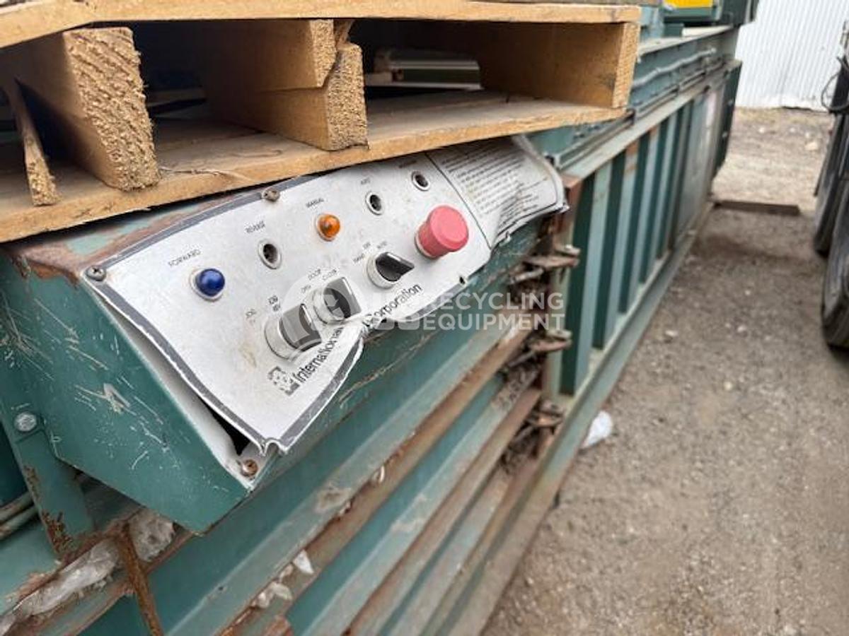 Used International Baler 1295 Closed Door Horizontal