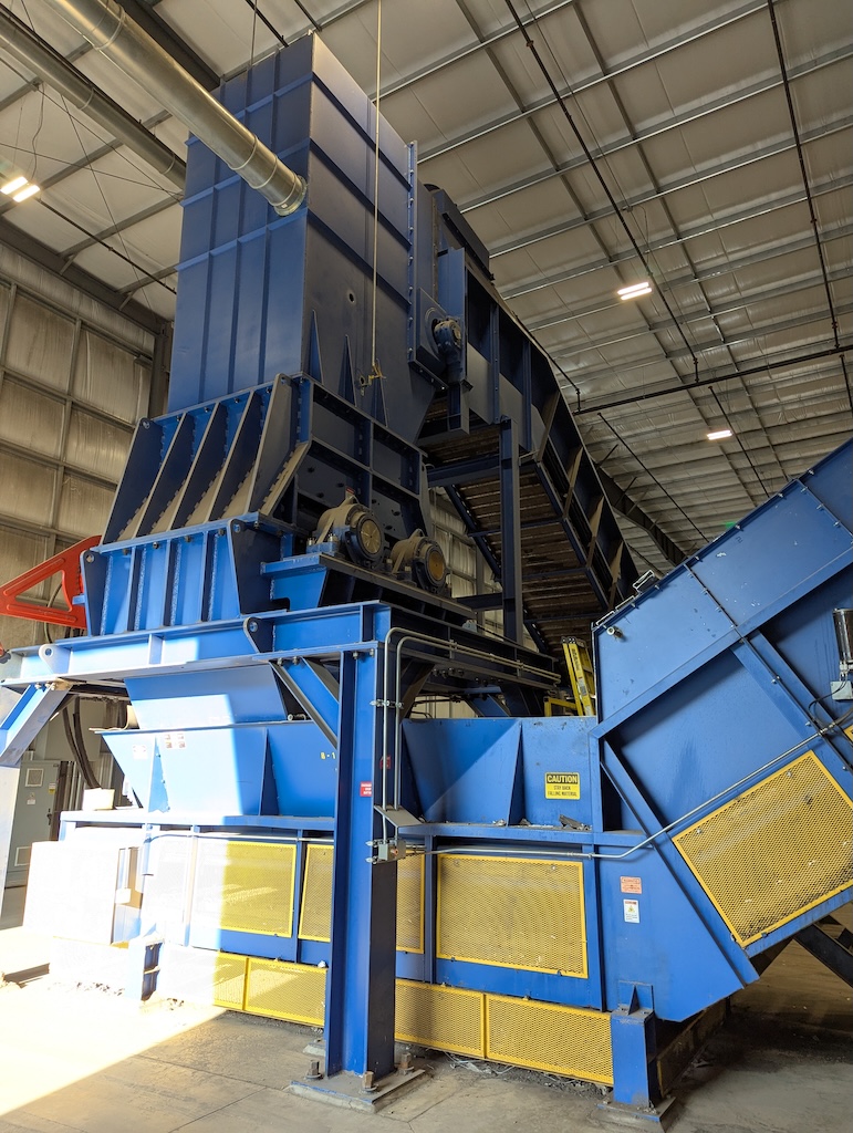 American Pulverizer 400HP Pre-Shredder and Conveyor