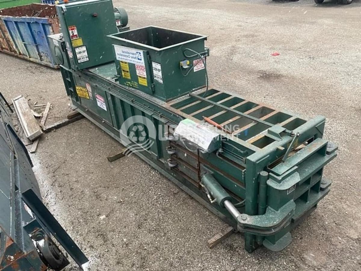 Used International NA 1285-M Closed Door Baler