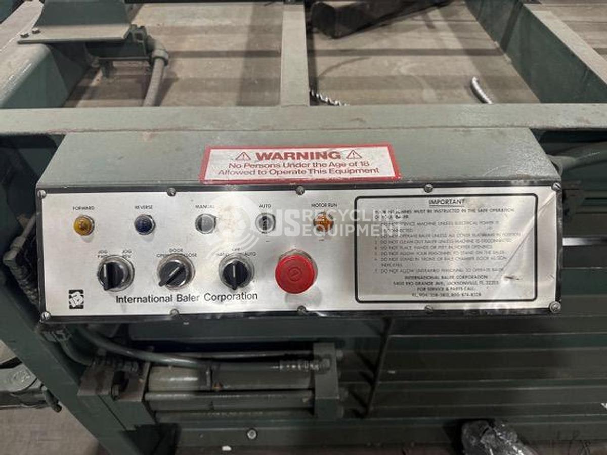 Used International Baler 1272 Closed Door Horizontal with Conveyor