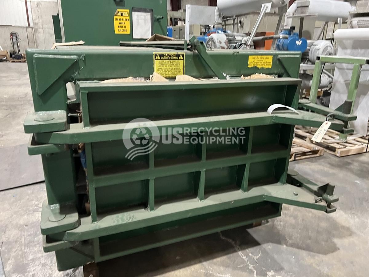 Used International Baler NA-1296 Wide Mouth Closed Door Horizontal