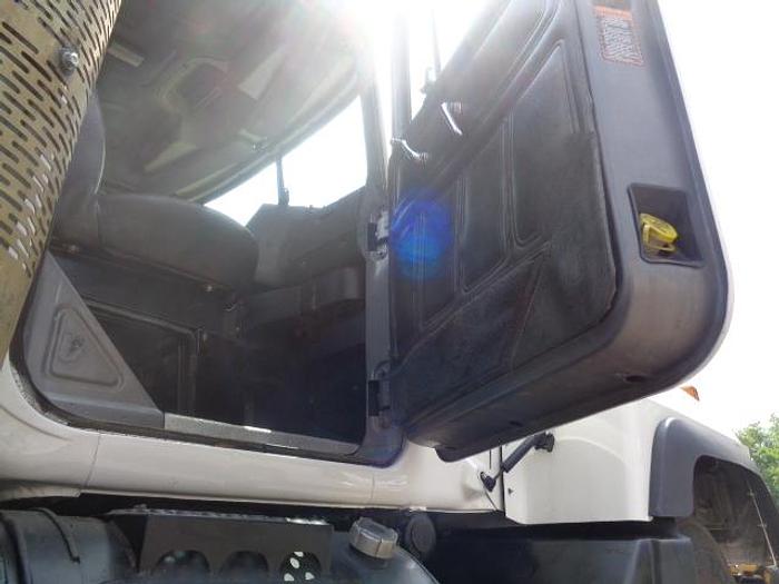 Used 2000 Mack RD690S- Stock #: 8633