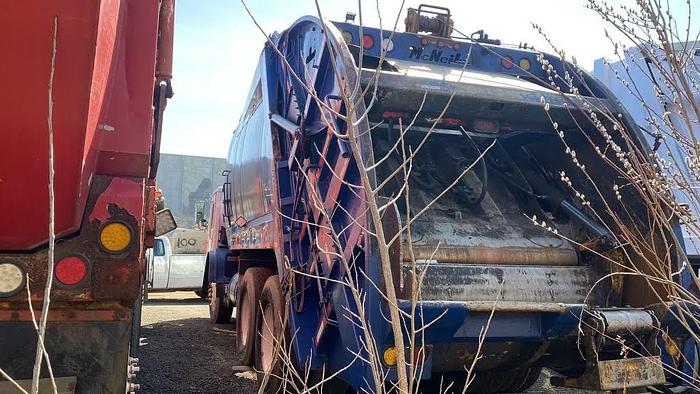 Used 2010 Le Mack Rear Load Truck McNeilus Body