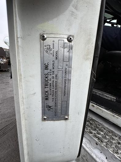 Used 2000 RD Mack Roll-Off Truck