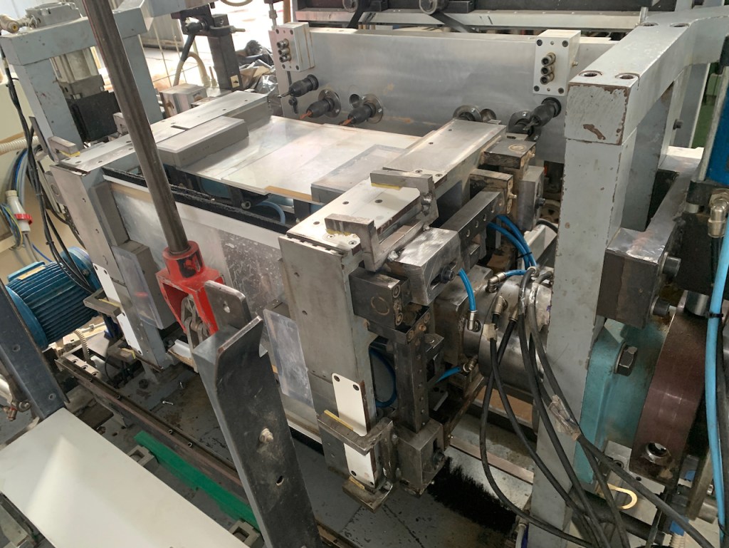 Ricondizionato Mortasatrice automatica Comec, con caricatore, per elementi di lettini per bambini