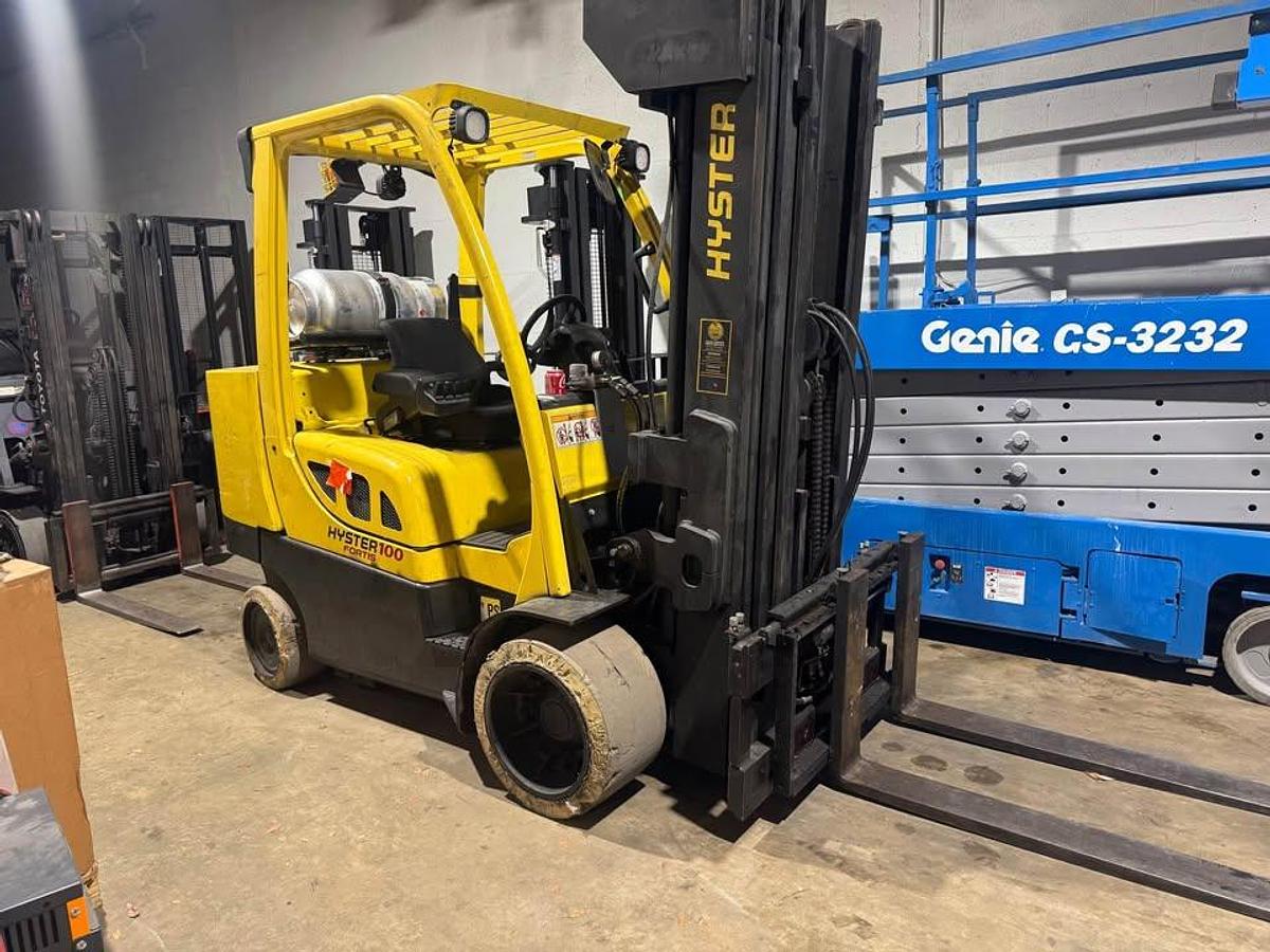 Used 10,000 lb Hyster indoor forklift with quad stage