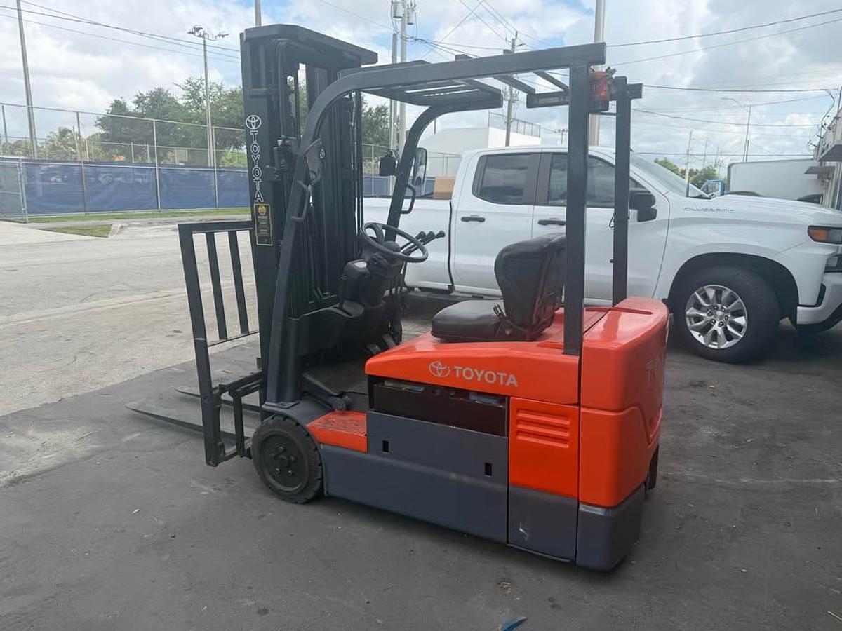 Used Toyota 7fbeu20 3 wheel electric forklift