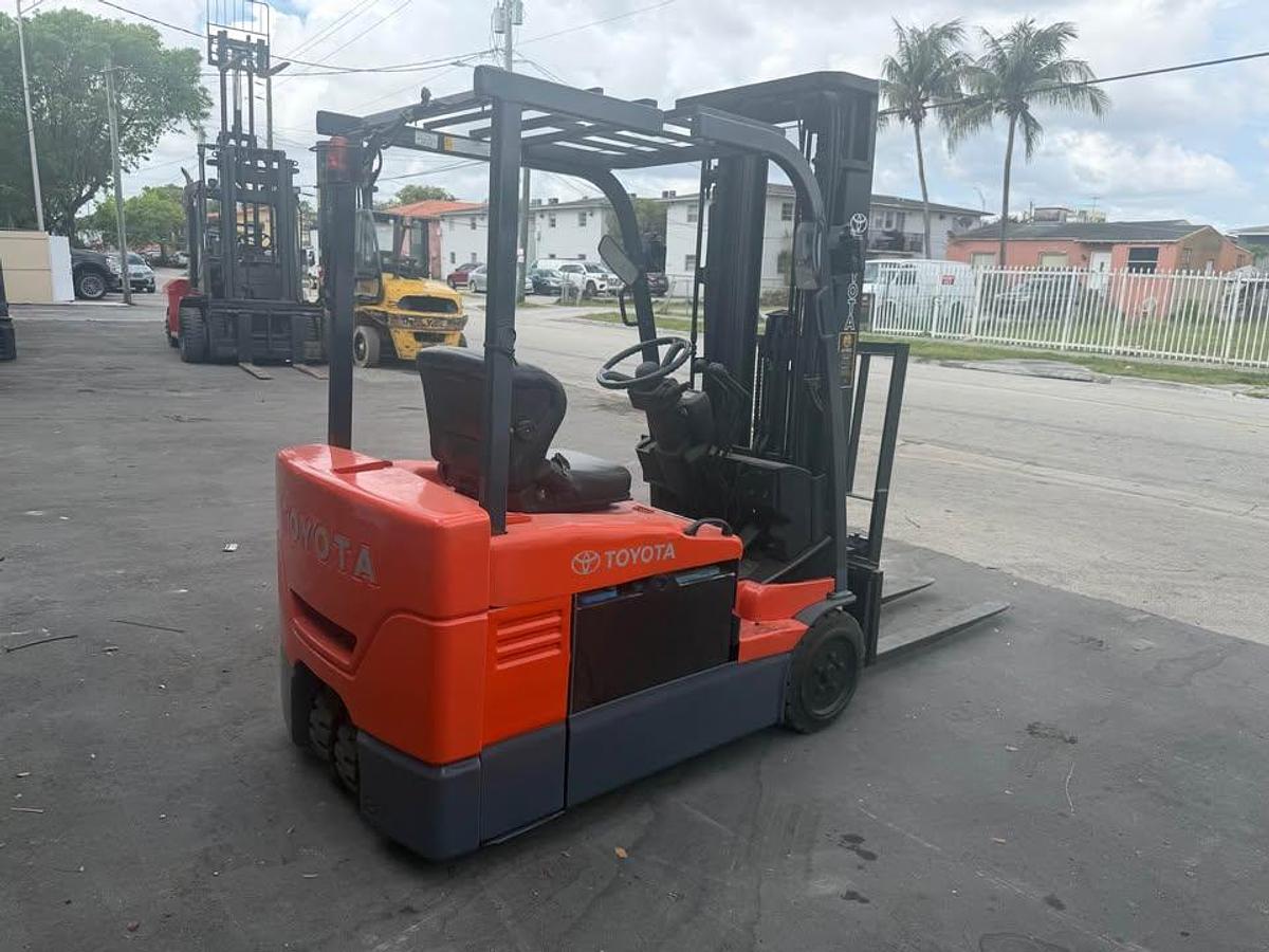 Used Toyota 7fbeu20 3 wheel electric forklift