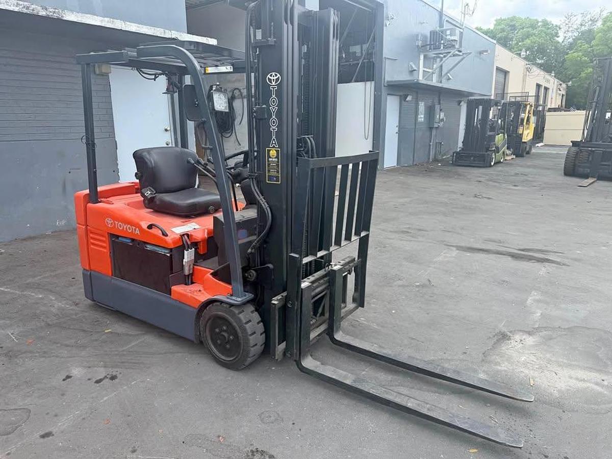 Used Toyota 7fbeu20 3 wheel electric forklift