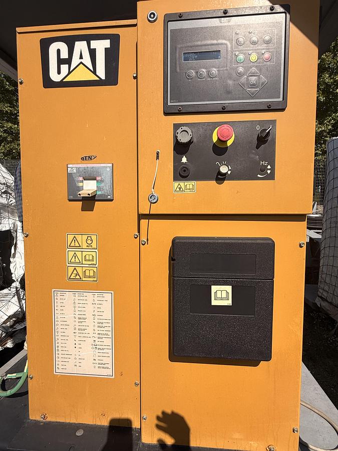 Caterpillar  C15 generator complete with motor, alternator and trailer.